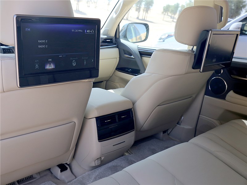 Lexus LX 2016 мониторы для пассажиров