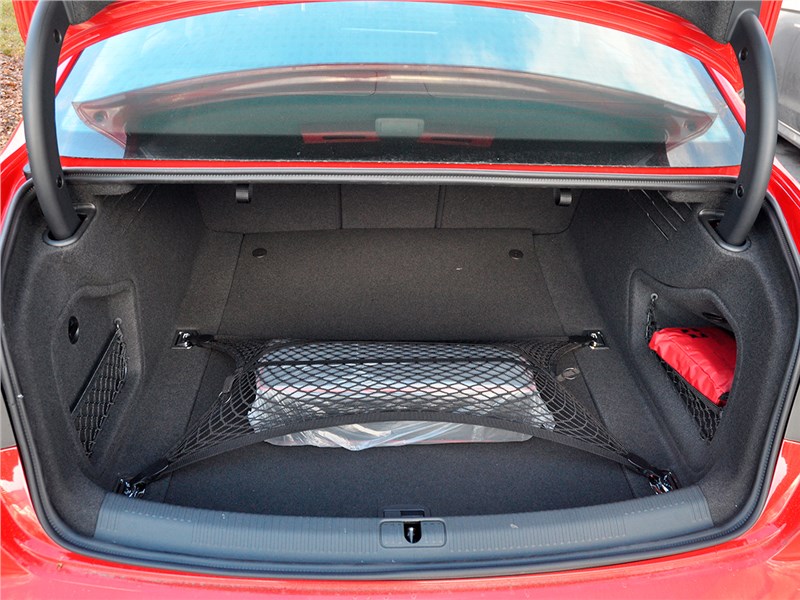 Audi A4 2016 багажное отделение