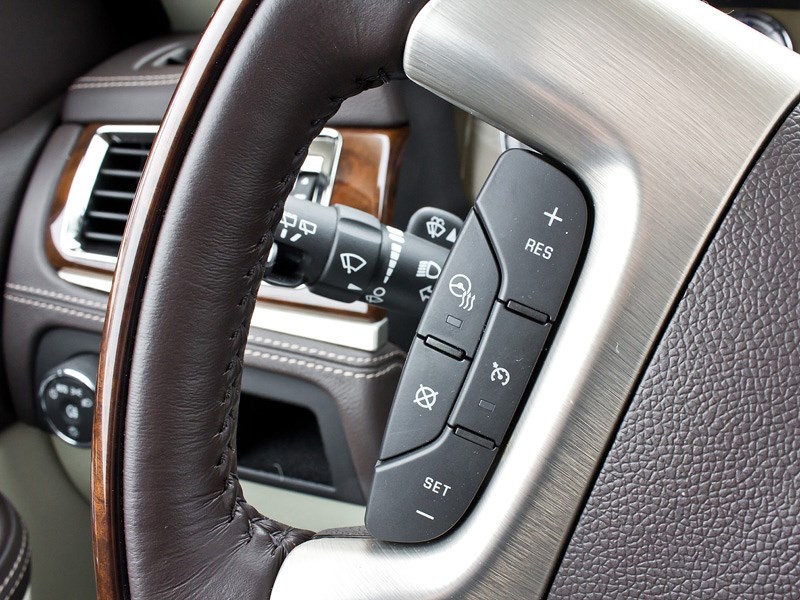 Cadillac Escalade 2009 кнопки управления на руле