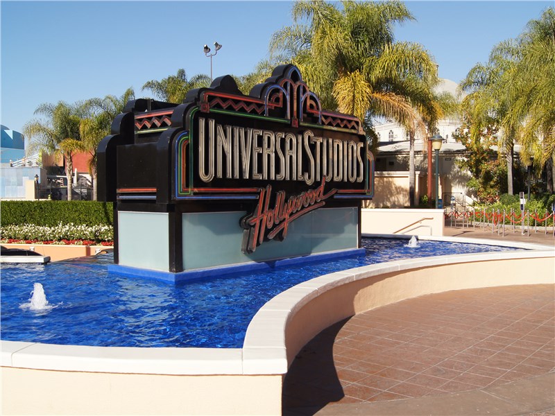 Уже при входе в парк развлечений Universal Studios охватывает предвкушение праздника