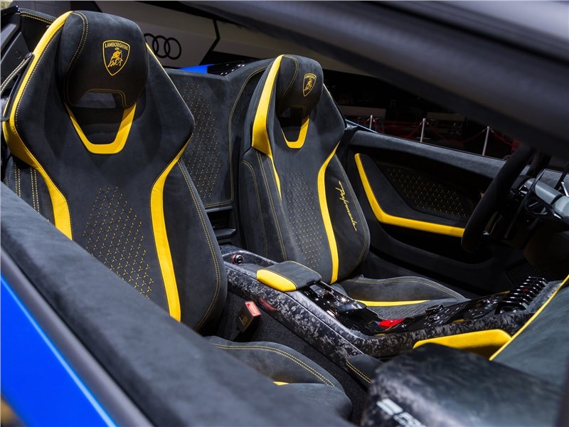 Lamborghini Huracan Performante Spyder 2019 передние кресла