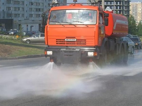 Московские дороги моют даже во время дождя