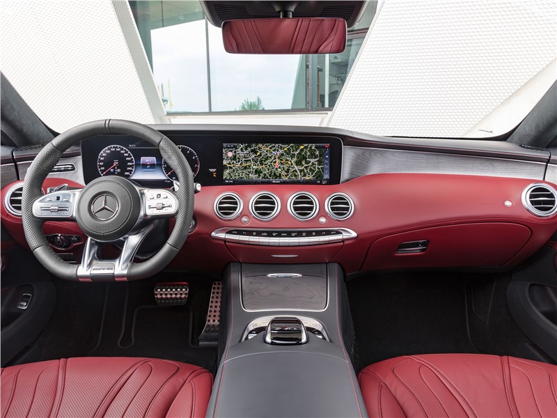 Mercedes S 560 Coupe 4matic 2018: водительское место