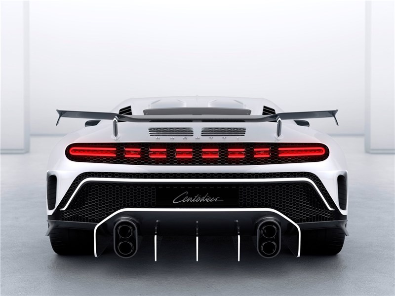 Bugatti Centodieci 2020 вид сзади