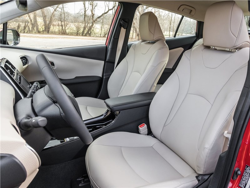 Toyota Prius 2019 передние кресла