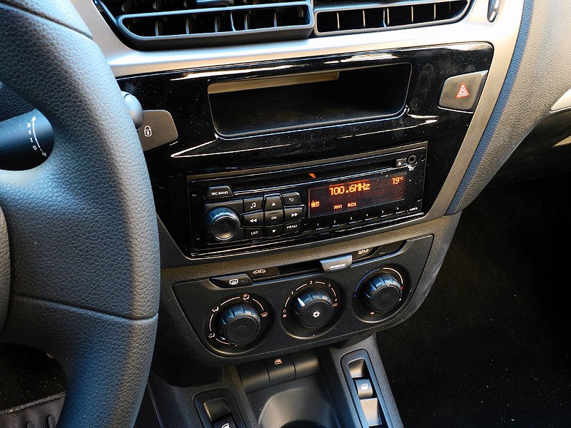 Peugeot 301 2013 центральная консоль