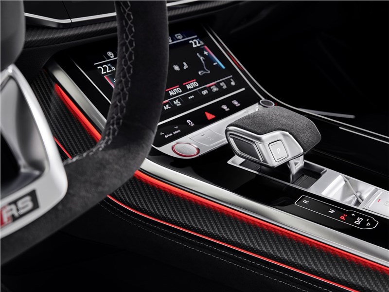 Audi RS Q8 2020 центральный туннель