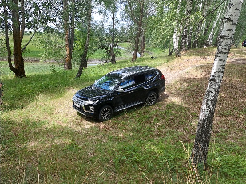 Mitsubishi Pajero Sport (2020) в лесу