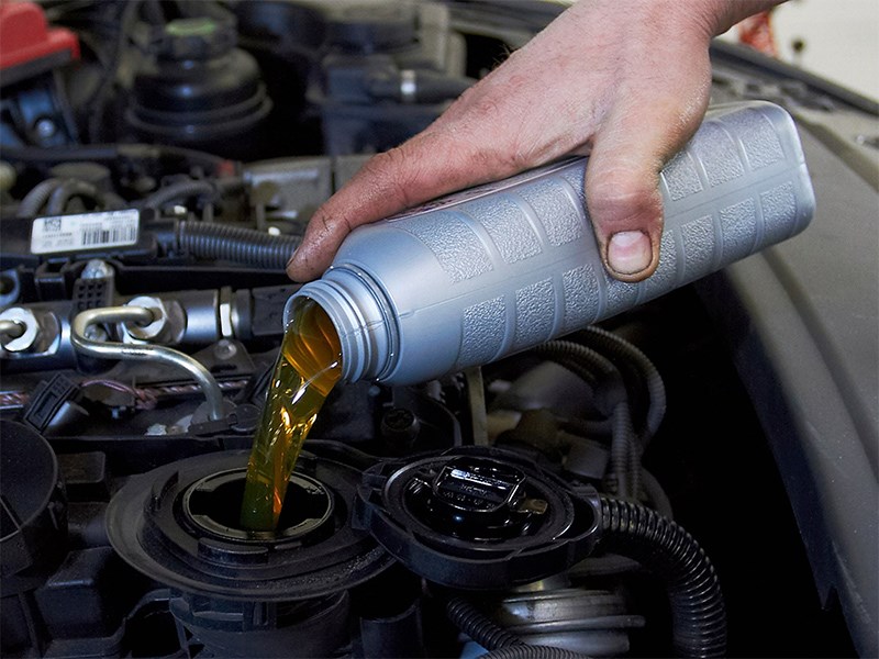 Что лучше для мотора: минеральное масло или синтетика?