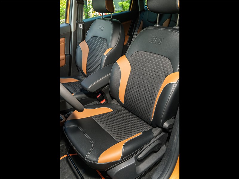 Lada Xray Cross 2019 передние кресла