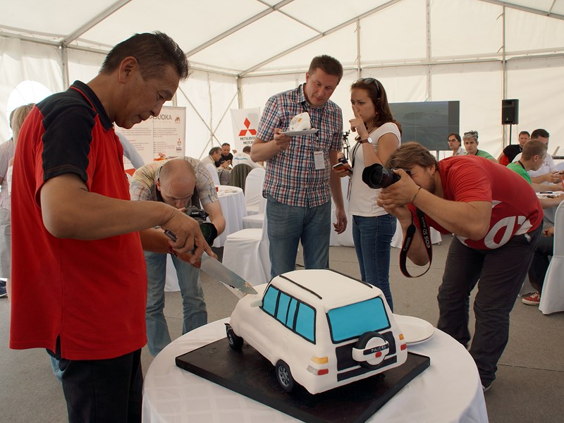 Прославленный гонщик угощает финалистов тортом, выпеченным в форме Mitsubishi Pajero