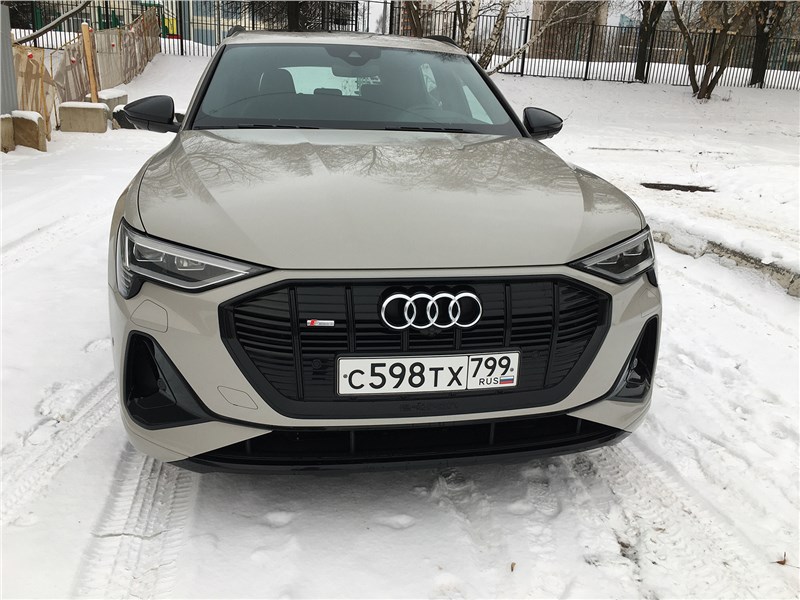 Audi e-tron (2020) вид спереди