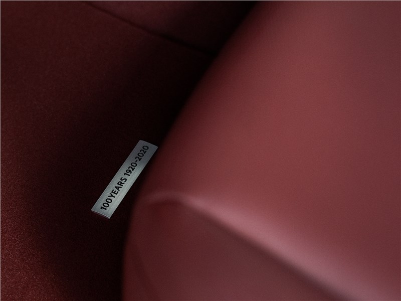 Mazda CX-9 Century Edition (2021) шильдик в салоне