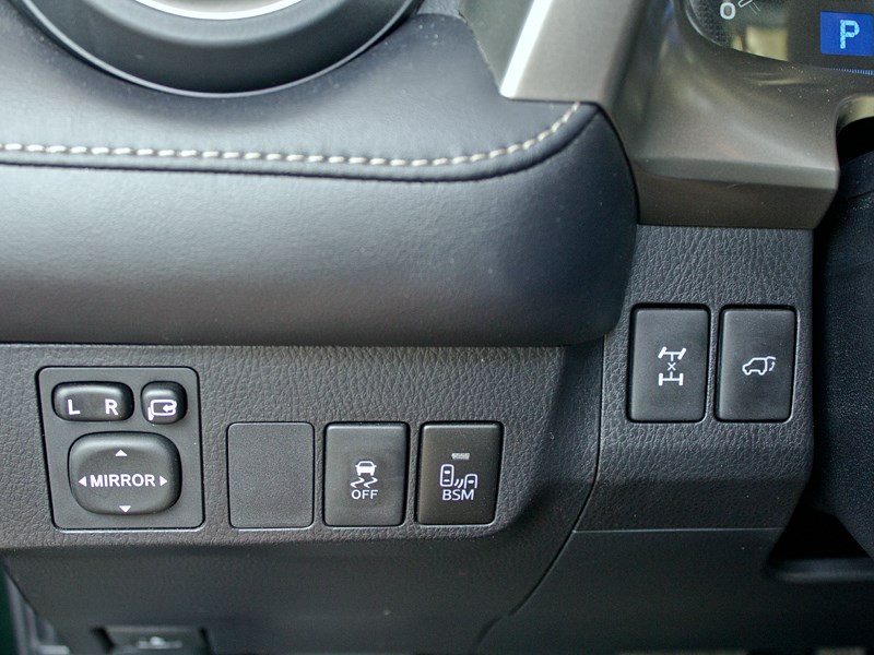 Toyota RAV4 2013 кнопка блокировки дифференциала 