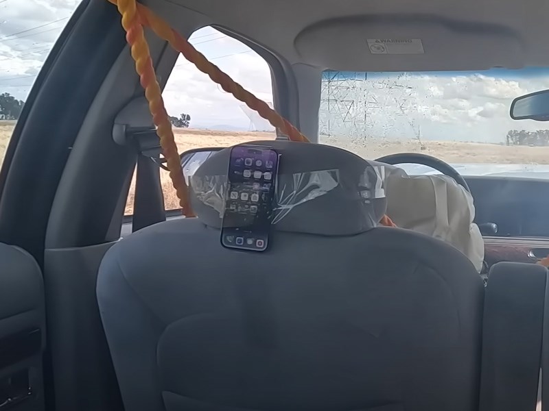 Российские блогеры решили проверить аварийный функционал Iphone для водителей