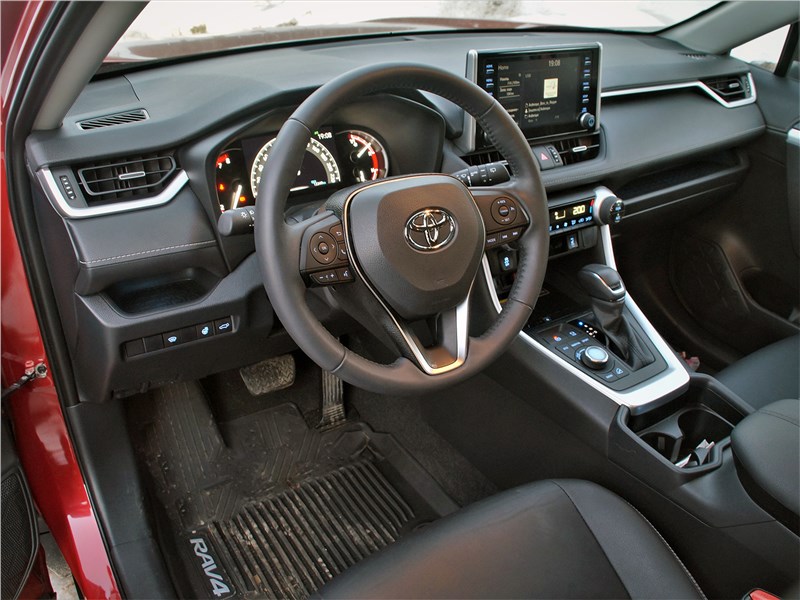 Toyota RAV4 (2019) салон