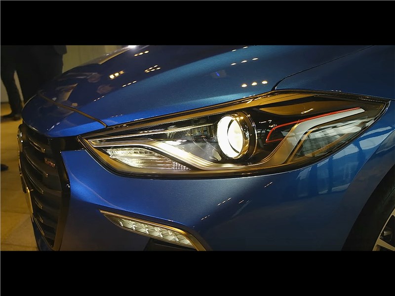 Hyundai Elantra Sport 2017 передняя фара сбоку