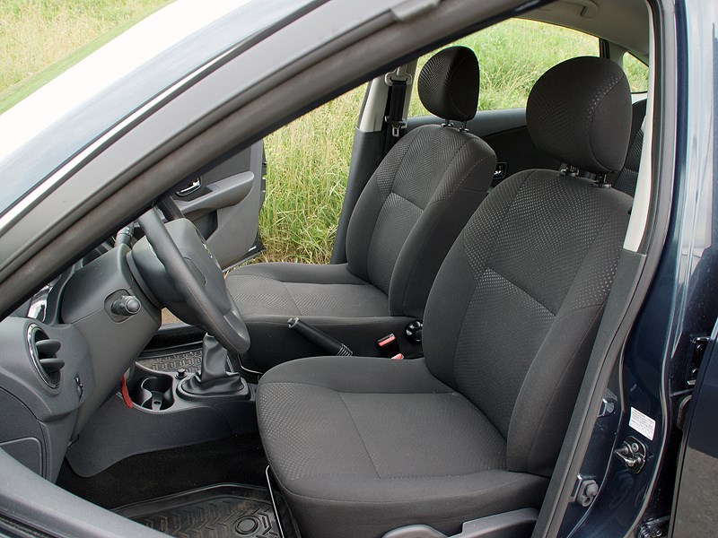 Nissan Almera 2013 передние кресла
