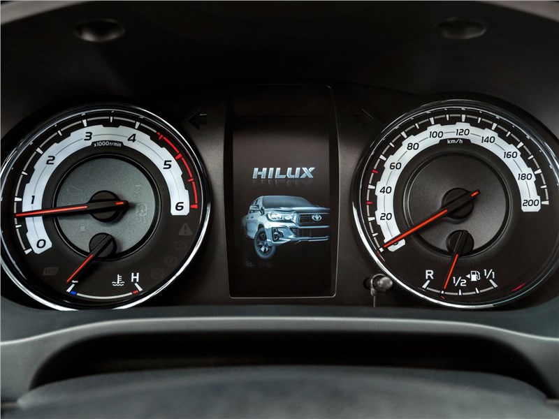 Toyota Hilux Special Edition 2019 приборная панель