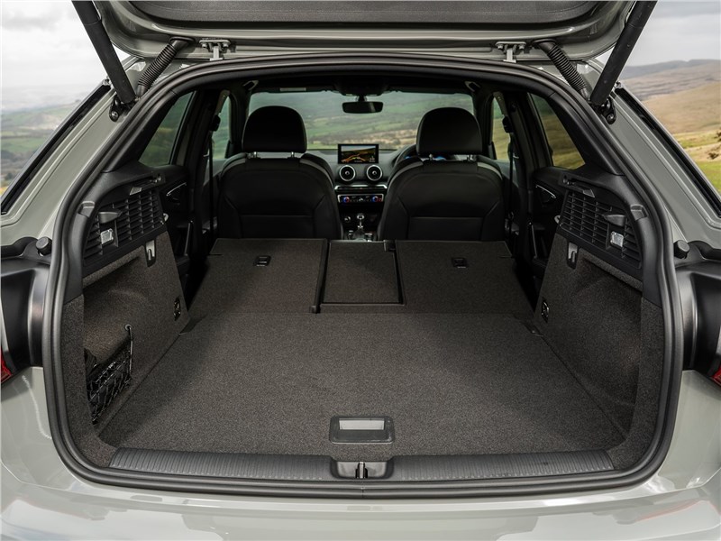 Audi SQ2 2019 багажное отделение