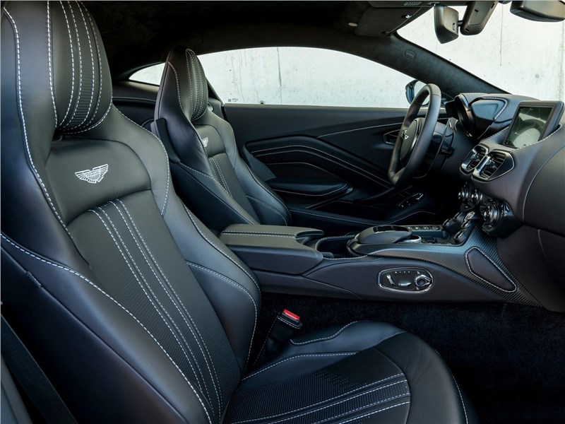 Aston Martin Vantage 2019 передние кресла