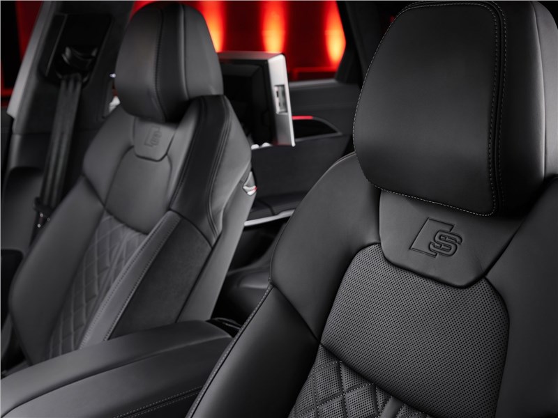 Audi A8 (2022) передние кресла