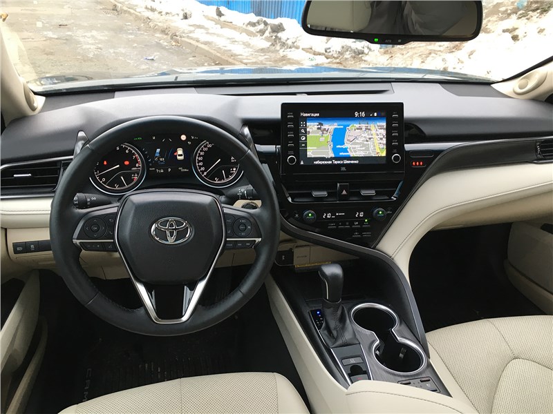 Toyota Camry (2021) салон