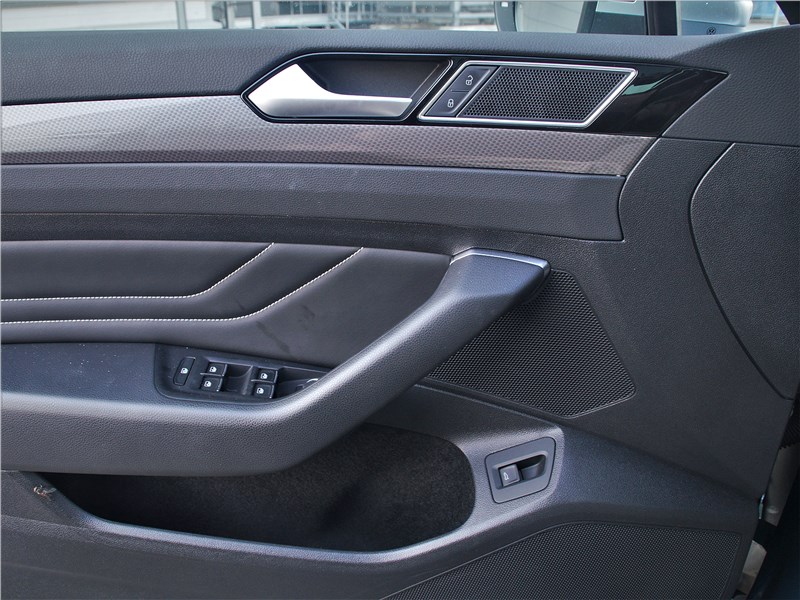 Volkswagen Passat Alltrack (2020) отделка двери