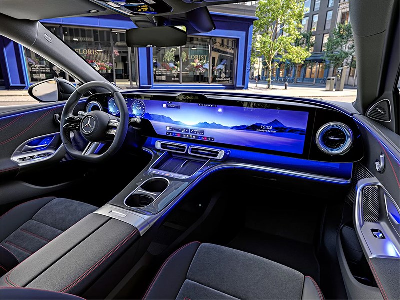 В Mercedes посчитали, что три экрана — это много, поэтому C-Class получит один огромный тачскрин