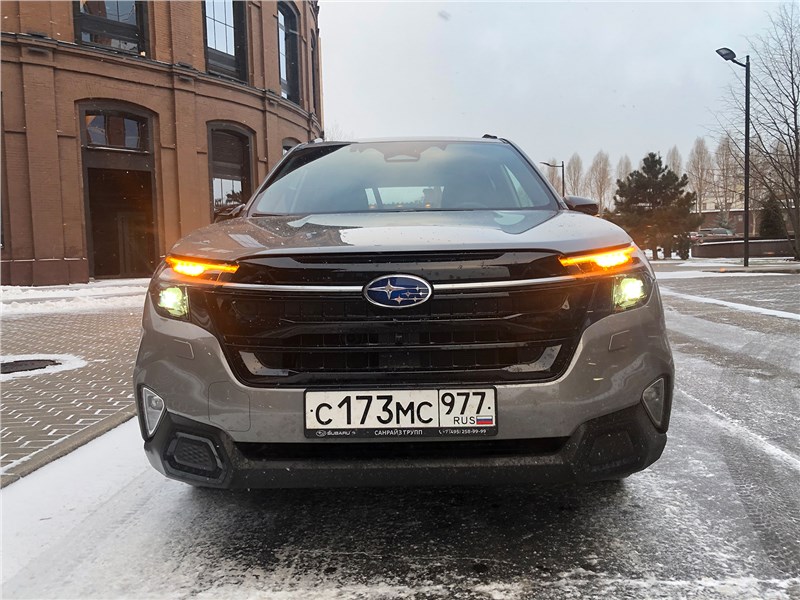 Subaru Forester (2023) вид спереди