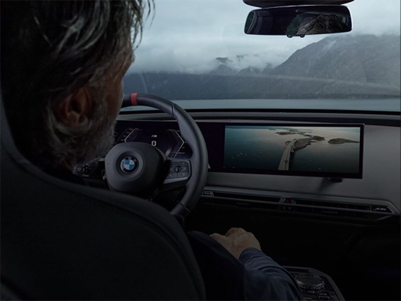 BMW нарушил собственное обещание и начал показывать рекламу на экранах автомобилей