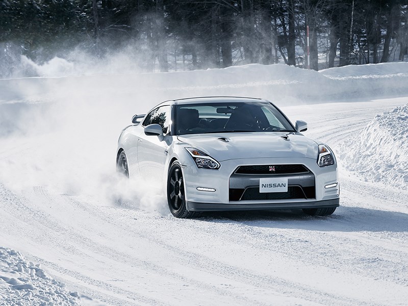 Nissan GTR 2013 вид спереди белая на снежной трассе