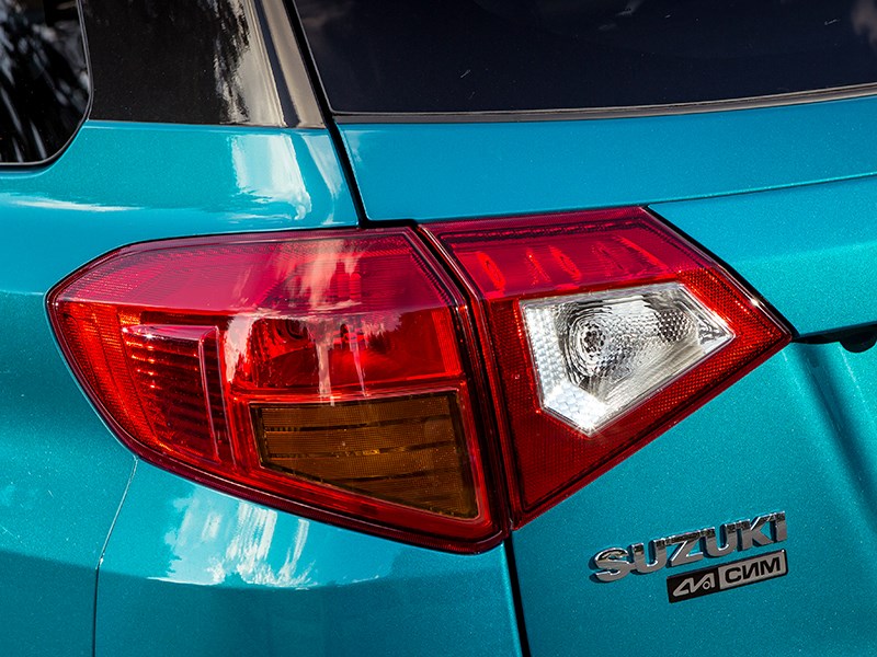 Suzuki Vitara 2015 задний фонарь