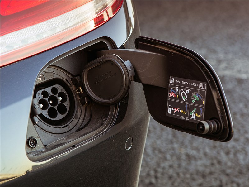 Mercedes-Benz S500 E Plug-In Hybrid 2015 розетка для зарядки от сети