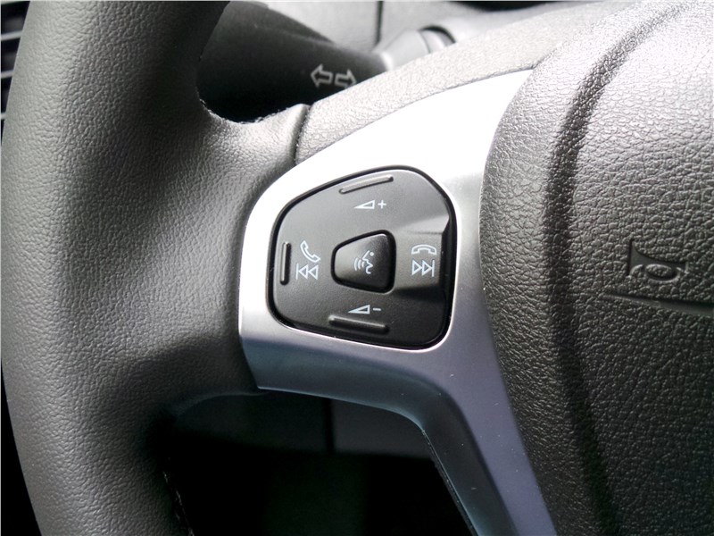 Ford EcoSport 2013 кнопки управления аудиосистемой