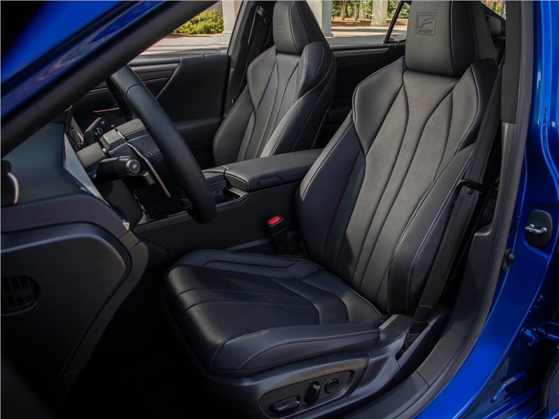 Lexus ES 2019 передние кресла