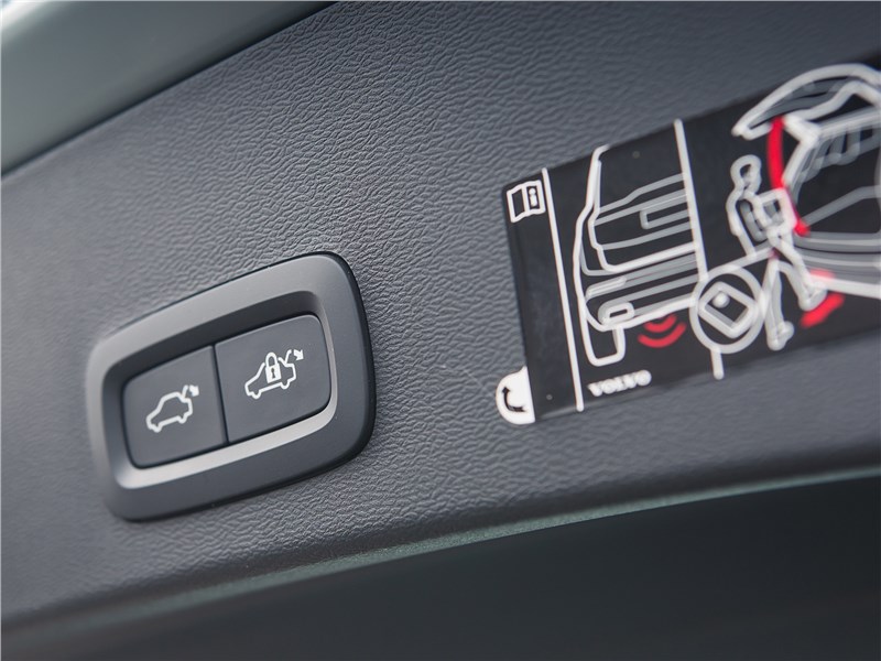 Volvo XC40 2018 кнопки на пятой двери 