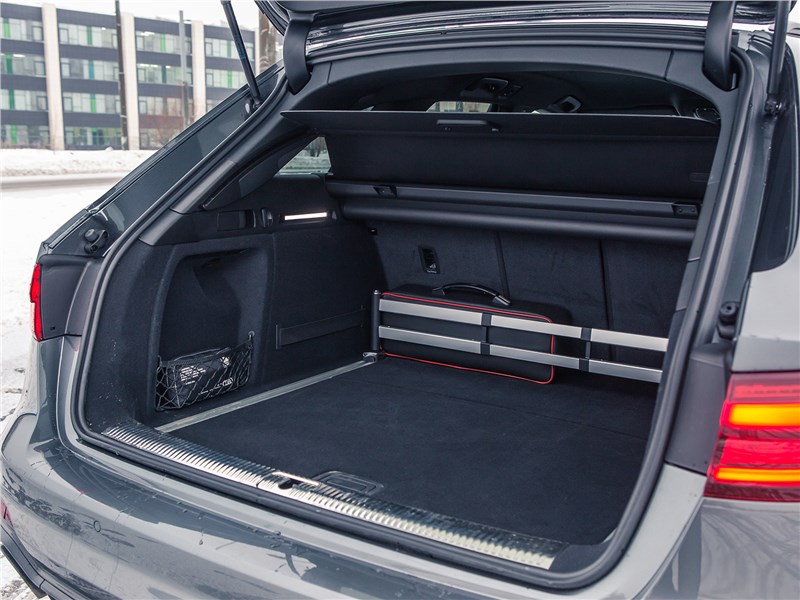 Audi RS4 Avant 2018 багажное отделение