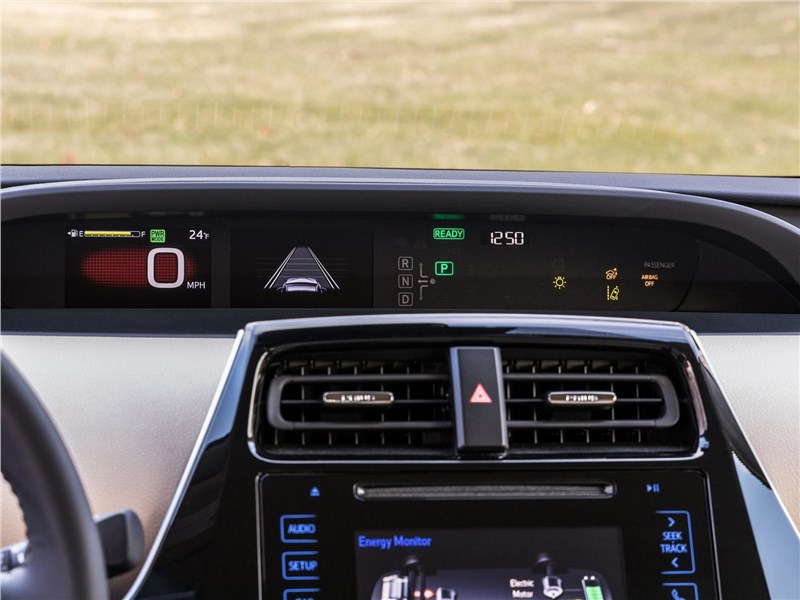 Toyota Prius 2019 приборная панель