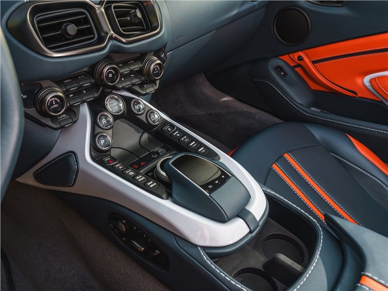 Aston Martin Vantage 2019 центральная консоль