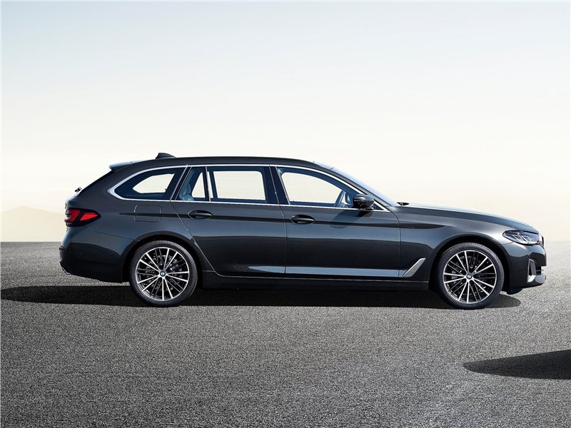 BMW 5-Series Touring 2021 вид сбоку