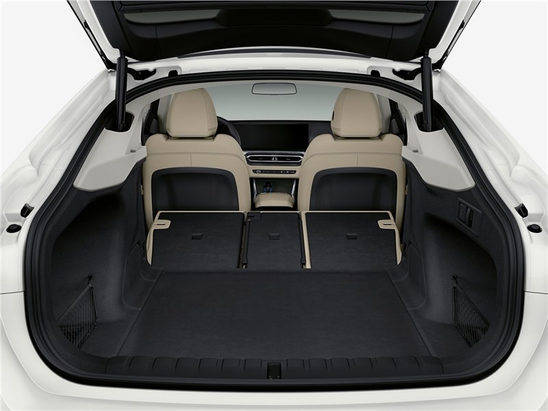 BMW i4 (2022) багажное отделение