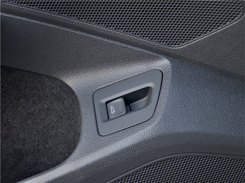 Volkswagen Passat Alltrack (2020) клавиша отпирания двери багажника