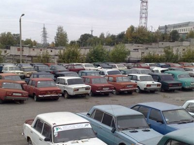 На московских штрафстоянках простаивают более пятисот брошенных автомобилей