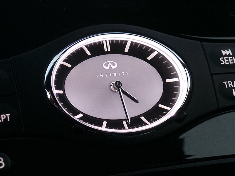 Infiniti QX70 2015 часы