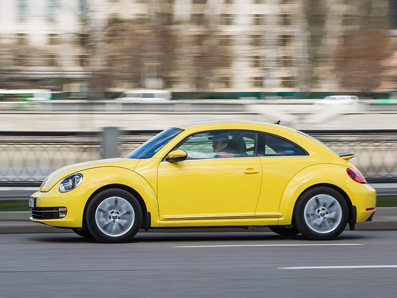 Volkswagen Beetle 2015 на дороге