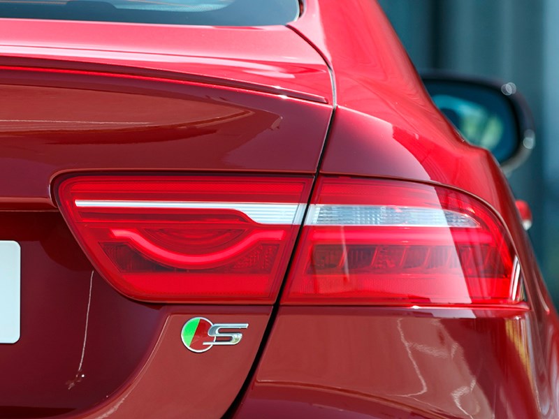 Jaguar XE 2015 задний фонарь