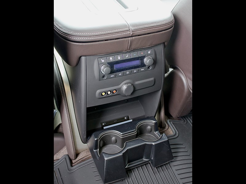 Cadillac Escalade 2009 консоль управления для задних пассажиров