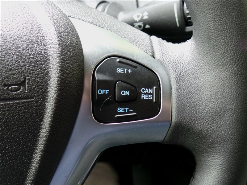 Ford EcoSport 2013 кнопки управления круиз-контролем