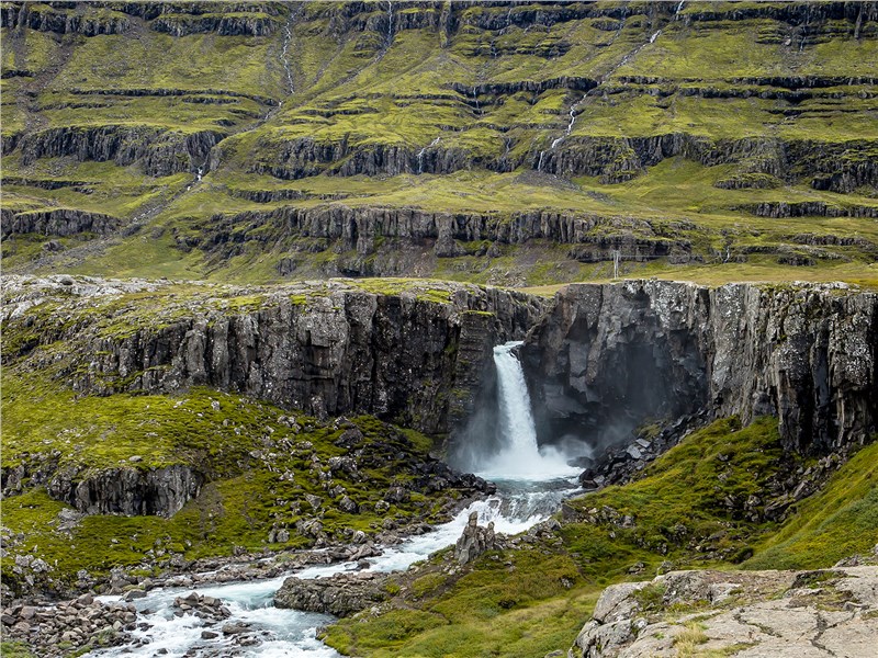 Из-за постоянных дождей рек и водопадов в Исландии не счесть